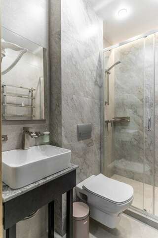 Гостиница Терем у реки Каменномостский 2-х местный стандартный улучшенный номер с балконом-6