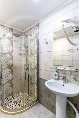 Гостиница Терем у реки Каменномостский 3-х местный семейный комфорт без балкона-8