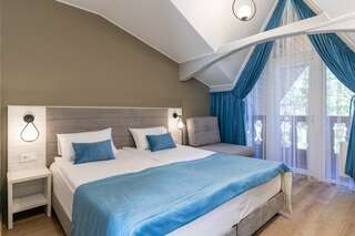 Гостиница Терем у реки Каменномостский 2-х местный стандартный улучшенный номер с балконом-1